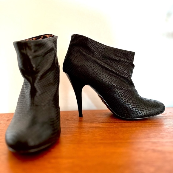 BETSY JOHNSON Slouch Bootie/Ankle Boot, Excellent Condition, Size 8M - Picture 7 of 13